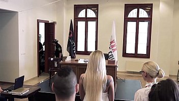 Свидетельница и судья занимаются сексом после заседания